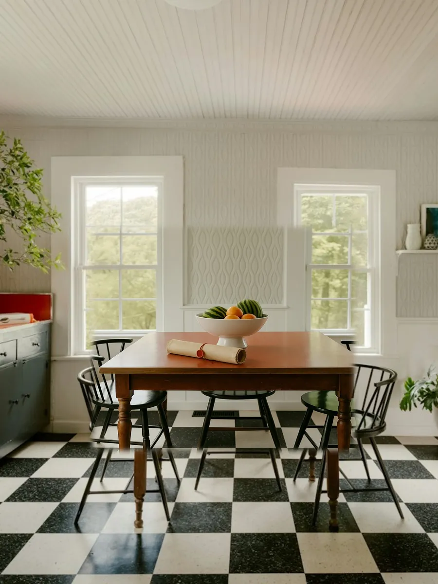 Sobre la mesa de la cocina hay un rollo sellado. Nadie lo ha abierto.